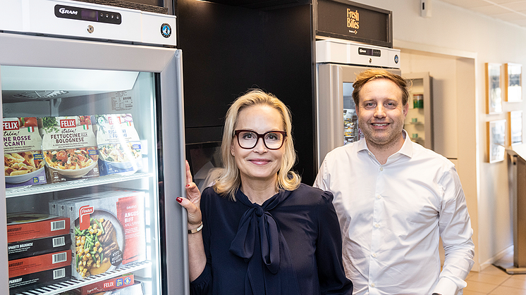 Anna Ståhl och Peter Has framför en Fresh Bites- kyl