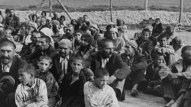 Romer samlade i Belzec koncentrationsläger. Foto: USHMM. 
