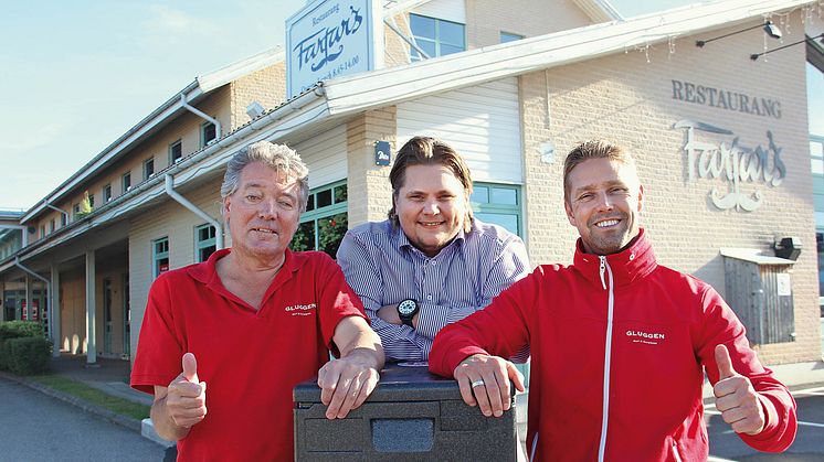 Kompanjonerna David Lundgren. Leif Klövstedt och Johan Björklund utanför den fjärde Gluggen i Hemsta, Gävle.