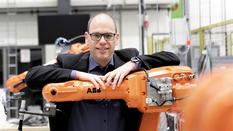 Fredrik Danielsson, nyutnämnd professor i Automation, uppskattar att arbeta med industrinära forskning. I det avancerade automationslabbet på Produktionstekniskt centrum genomförs en hel del praktiska försök. Foto: Andreas Borg, Högskolan Väst.