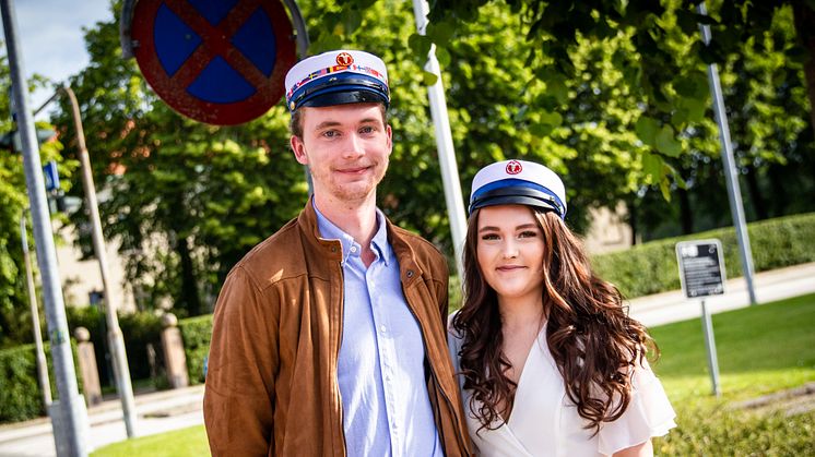 Daniel Schneider Hougaard fra 3.I. og Marie Louise Nielsen fra 3.C blev mandag de første Handelsstudenter i Randers