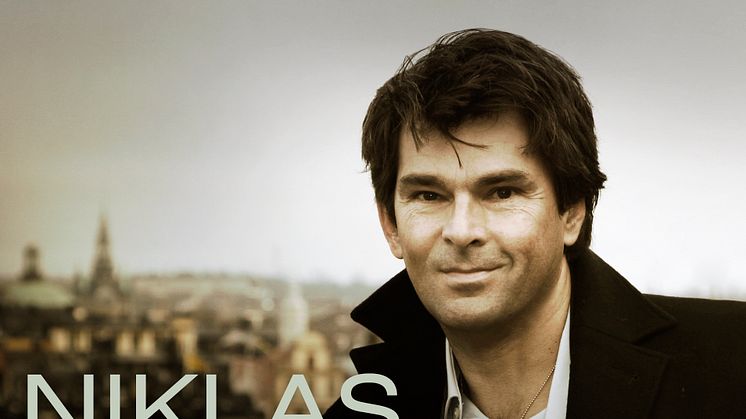Niklas Strömstedt rosas i pressen och ger ut samlingscd
