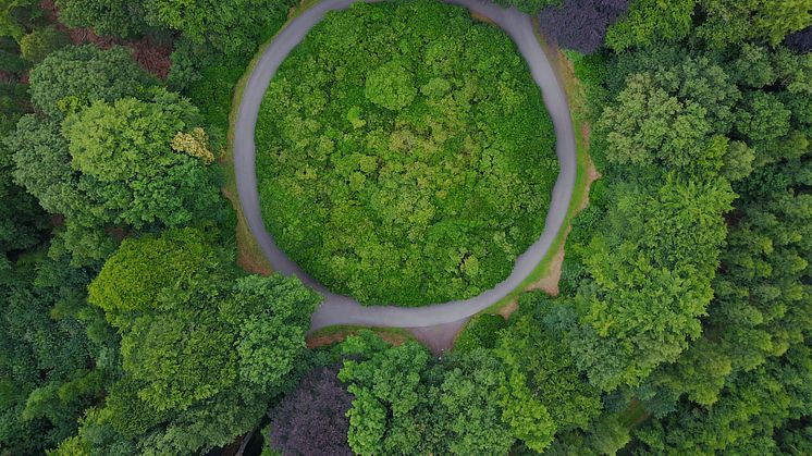 Det globala klimatläget är kritiskt. Vi måste förändra vår resursförbrukning och våra konsumtionsmönster, och en central sak är att handla hållbart.