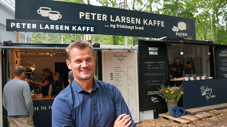 Administrerende direktør Claus Bertelsen på dette års Smukfest i Skanderborg, hvor Peter Larsen Kaffe bl.a. samarbejdede med Bakery By Doktor, der bagte brød med rester fra kaffeproduktionen i Viborg.