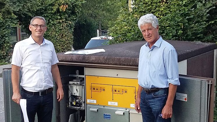 Start für das "Strom-Internet": Bad Feilnbachs Bürgermeister Hans Hofer (r.) und Bayernwerk-Netzbauleiter Gazmend Kryeziu vor einer für den Breitband-Powerline-Test umgerüsteten Trafostation.