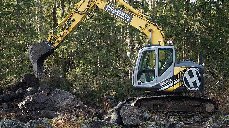 Restaurering av strömmande vatten kan handla om att bygga fiskvägar, öppna upp vattendragen för vattenlevande arter och att lägga tillbaka grus, sten och block i vattendrag. Foto: Erik Årnfelt/HaV