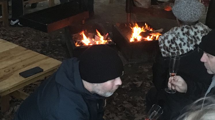 RebildGuiderne hyggede om gæsterne på turens sidste stop: Lokale bobler og snacks fra hhv. Guldbæk Vingård og Krastrupsøgaard, i Max Henius bålhytten i Rebild Bakker