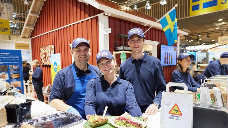 I den svenska montern visas ett rikt smörgåsbord av mat- och dryckesupplevelser. På bilden bjuds det på älgtacos.  Foto: Bernhard Ludewig.