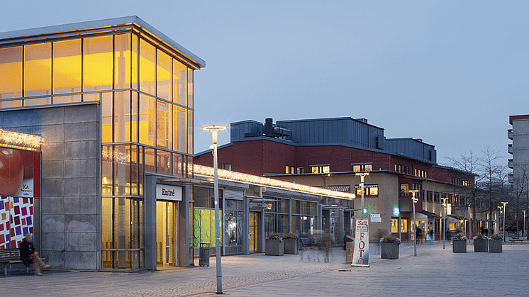 Ett orange Hjällbo Centrum under Orange Day. Foto: Bert Leandersson/GöteborgsLokaler