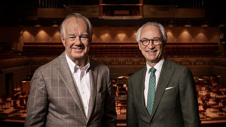 Stefan Persson, styrelseordförande för Erling-Perssons Stiftelse, tillsammans med konserthuschef Stefan Forsberg i Stora salen i Konserthuset. Foto: Nadja Sjöström