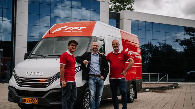 Copenhagen Global har fået en flot ny varevogn med markedets stærkeste 3.0L-motor. Morten Bandier, KA Manager hos IVECO, leverer IVECO Daily til Robert Damgaard Petersen og Pier Paolo Pignatelli fra Copenhagen Global.