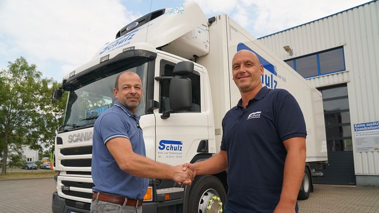 Die Schulz Kühl- und Tiefkühllogisitk setzt auf die Vehicle Related Services von Scania. Uwe Schulz (r.) und Andreas Kürbis von Scania Dresden verbindet eine langjährige Geschäftsverbindung. 