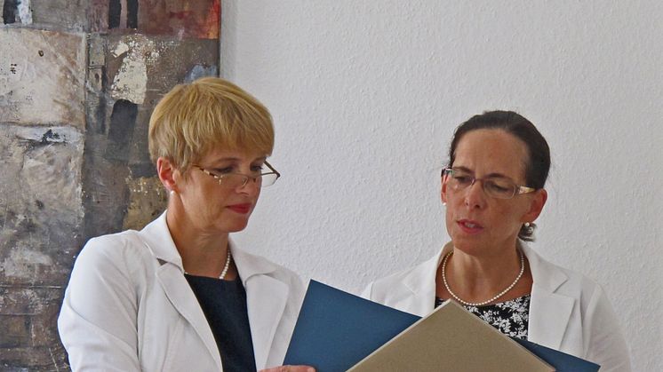 Brandenburgs Wissenschaftsministerin Dr. Martina Münch (l.) überreicht Dr. jur. Cordula Schön die Ernennungsurkunde.