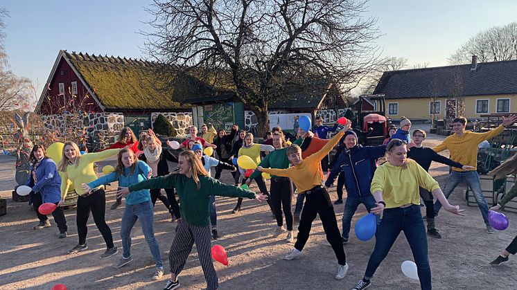 Mer än hälften av förra årets Äventyrare är tillbaka även i år. Här välkomnar de sina nya Äventyrarkollegor med en fartfylld flashmob.