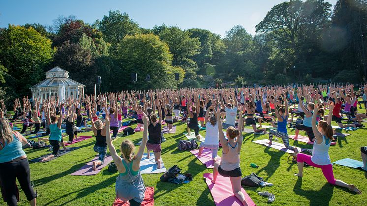 Foto från Hagabadets utomhusyoga i Botaniska trädgården 2015. 