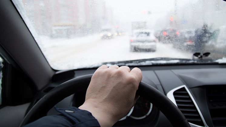 Hvor hurtigt bør du køre på dage med sne på vejene? En tommelfingerregel siger, at ved almindelig bykørsel med 50 kilometer i timen skal man have 30 meter til at bremse med vinterdæk på og 52 meter, hvis man kører med sommerdæk.