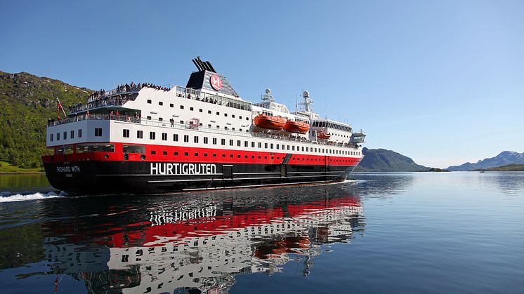 Vår mest populära paketresa är den som kombinerar  den svenska vildmarken längs Inlandsbanan med en av världens vackraste kryssningsresor, Hurtigruten. 