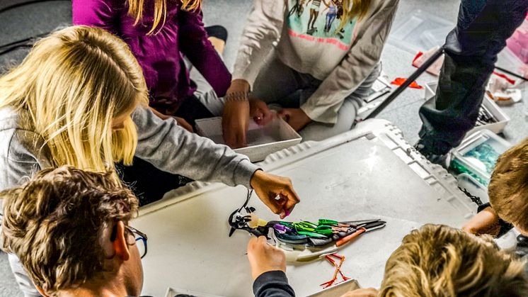 Hvalfangstmuseet (Vestfoldmuseet IKS) får støtte til miljø- og kunstformidling for barn og unge. Bildet er fra en workshop i regi av kunstnerne Kari Prestgaard og Astor Andersen. (Foto: Prestgaard/Andersen)