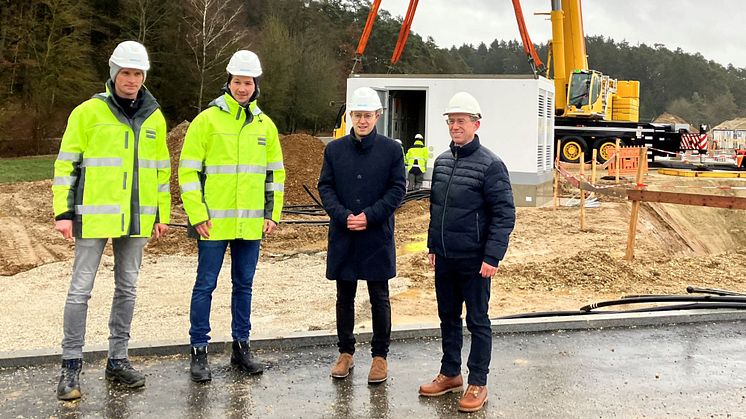 Netzbauleiter Christoph Wagensoner, Michael Kollmeder, Kundencenter-Leiter (beide Bayernwerk Netz), Pfeffenhausens Bürgermeister Florian Hölzl und André Zorger, Leiter Kommunalmanagement Ostbayern bei der Bayernwerk Netz (v.l.)