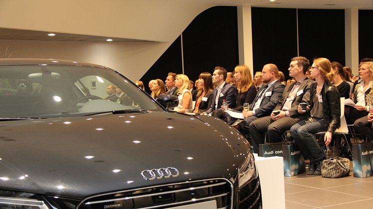 Deltagere ved Berlingske Talent 100 konferencen 2014 med udstillede Audi biler (foto af Søren Dandanell)