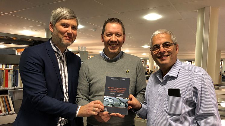 Stolta redaktörer bakom boken om additiv tillverkning: Joel Andersson, Robert Pederson och Shrikant Joshi. Foto: Högskolan Väst.