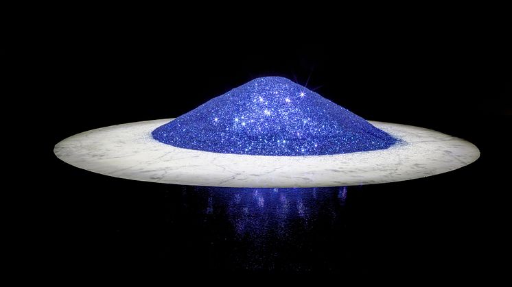 Anna Estarriola, Our weight in ashes is 3,5% of our body mass, I have ordered my ashes in blue, I want to become blue stardust reaching the moon, 2015, foto: Jussi Tiainen. Loan from Finnish National Gallery, Museum of Contemporary Art Kiasma.