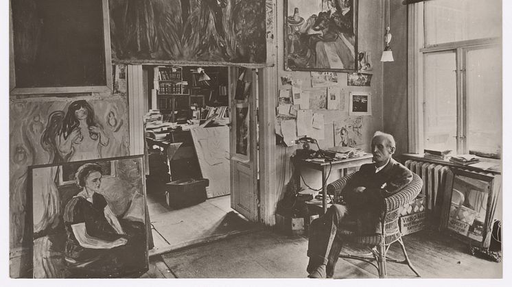 Photo: Edvard Munch in his livingroom at Ekely 1943