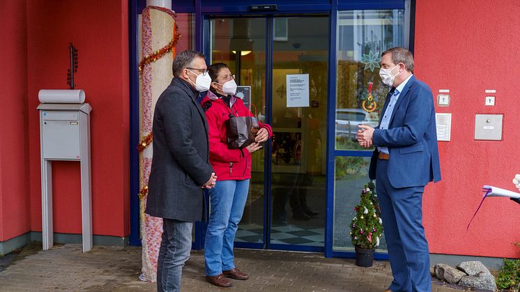 Rainer Möller und Tatjana Puusepp von der Hephata-Behindertenhilfe freuten sich über den Besuch von Kreisbeigeordnetem Karsten Krug (von links).