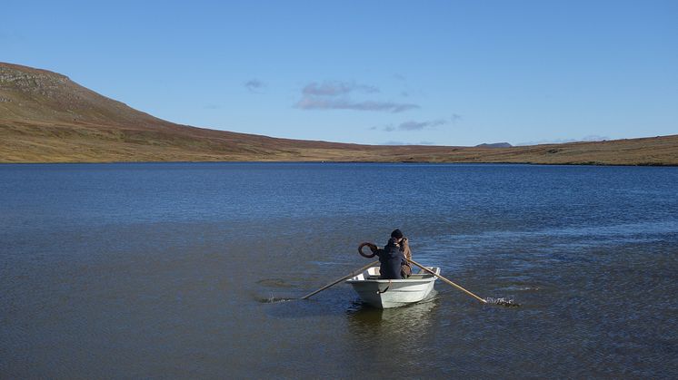 Grundvatten som cirkulerar genom undre jordlager till följd av smältande permafrost kan transportera koldioxid och metan till arktiska sjöar och i sin tur släppas ut i atmosfären. 