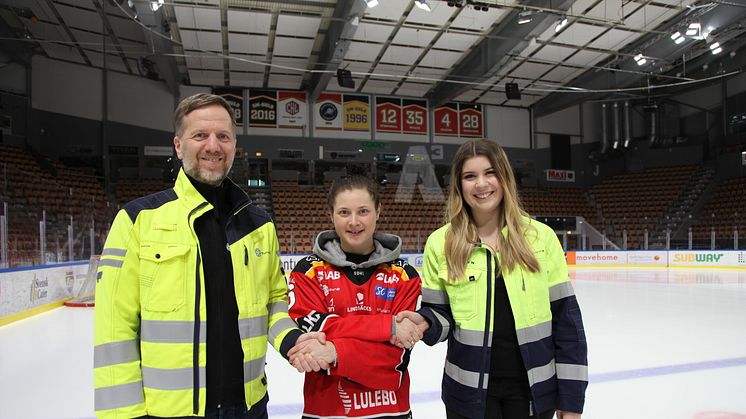 Johan Torgerstad, HR-chef på SunPine, skakar hand med lagkapten Jenni Hiirikoski, tillsammans med Jennifer Nilsson, laborant på SunPine.