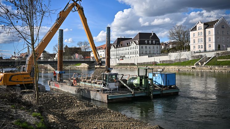 Eine Klappschute bringt Material zur Sohlsicherung in die Donau ein.