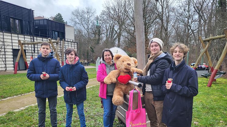 Die Schüler Leander Hentschel, Bernat Veres, Arthur Kunze, Adrian Helle übergeben Kerstin Stadler (Bärenherz) die gesammelten 122 Euro