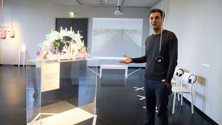 Kurator Özcan Karadeniz erläutert ein Ausstellungsstück in der Sonderausstellung