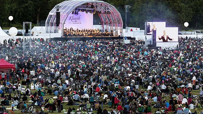 Picknicken unter Abendhimmel: Klassik airleben im Leipziger Rosental