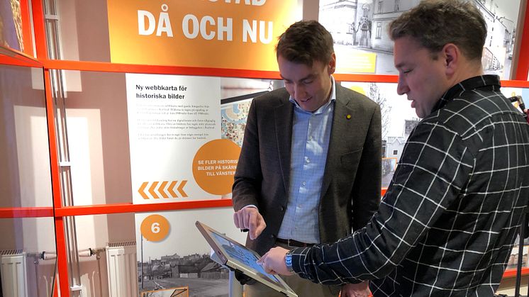 Erik Nilsson och Henrik Sjöberg vid utställningen i Karlstadsrummet.
