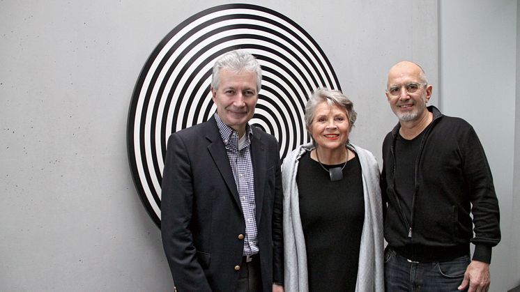 Foto: v.l.n.r. Jürgen Wörner, Galeristin Linde Hollinger und Künstler Jürgen Paas bei der offiziellen Übergabe von „WONDERWHEEL 2018“, PVC, Aluwelle, ø 134 x 10 cm. (Bild: Mannheimer Versicherung AG)