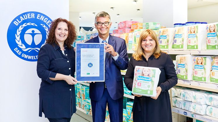 Übergabe des Zertifikats im dm-Markt Berlin, v.l.n.r. Stefanie Schönherr, Produktmanagement/Nachhaltigkeit bei dm; Dr. Ulf Jaeckel, Bundesministerium für Umwelt und Naturschutz;  Andrea Mayer, Markenmanagerin babylove bei dm