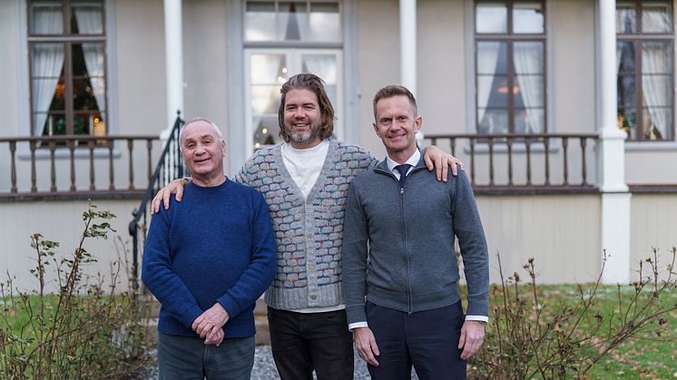 Classic Norway Hotels-eier Erik Berg (tv) og administrerende direktør Stephen Meinich-Bache er klar til å overta tre av Vågå sine reiselivsperler etter at Magnus Smidesang Rønningen (midten) har stått bak en solid oppgradering av anleg