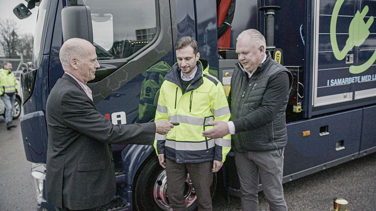 Niclas Johnson, försäljningschef Volvo Lastvagnar Sverige tillsammans med Jonathan Mankowitz, SGDS Gruppen och Johan Olsson, Lejagruppen..