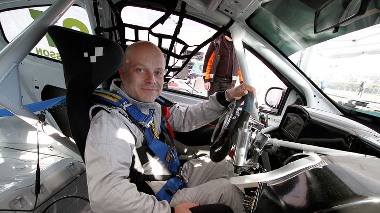 Sex år efter olyckan – nu tävlar Peter Larsson i Clio Cup