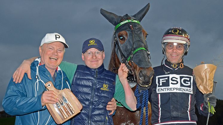 Veams Mynta efter vinsten i Halmstad tillsammans med Jakob Asplund och hans pappa Jochum. Segerkusken Stefan Persson ser minst lika glad ut. Foto: Lars B Persson/ALN