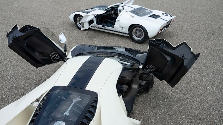 2022 Ford GT ’64 Heritage Edition and 1964 Ford GT prototype_04