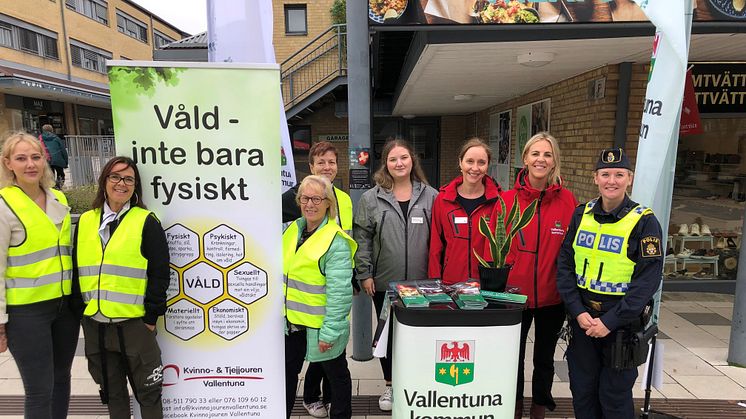 Medarbetare på Vallentuna kommun tillsammans med kvinnojouren och polisen i Södra Roslagen på torget i Vallentuna för att uppmärksamma våld i nära relation.