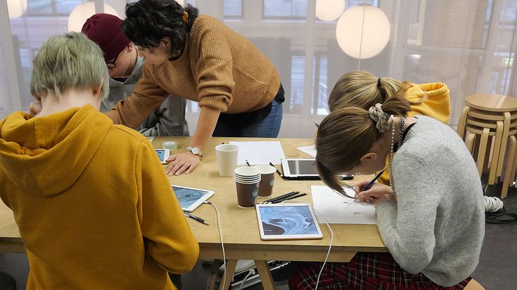 Kunstnernes Hus skal bidra til at skoleelever får innsikt i samtidskunst. De skal få kunstnerbesøk og workshops på skolen og besøke utstillinger på Kunstnernes Hus. (Foto: Tegnerforbundet)