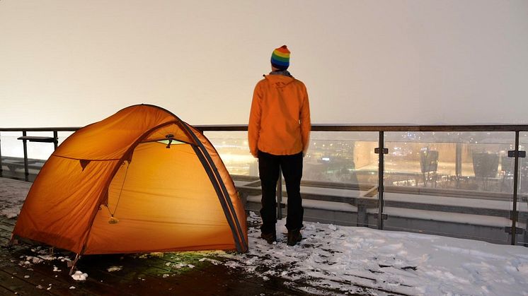 Fredrik Hjorth på näräventyr –  här tältar han på hotellet  Scandic Talks tak. Foto: Fredrik Hjorth