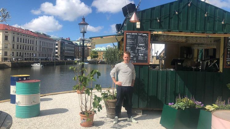 Tobias Dagerås på den nyöppnade uteserveringen på Rosenlundskajen