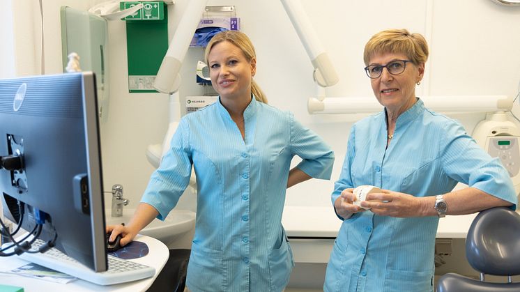 Emilia Skogkvist och Ingrid Nyberg Berglund på PTJ Dental Flora Luleå.