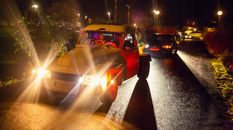 Ungdomar med EPA, A-traktor och mopedbil är välkomna på drive-in-bio. Foto Joachim Lundgren.