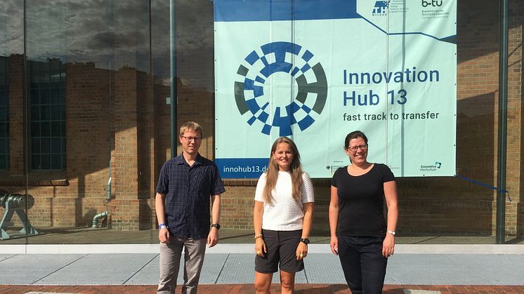 Carsten Hille (l.) und Sarah Schneider (r.) von der TH Wildau mit Triinu Varblane (m.) vom finnischen Technology Centre Merinova auf dem Campus der TH Wildau im August 2021. Bild: TH Wildau / Innovation Hub 13 / Frank Leberecht