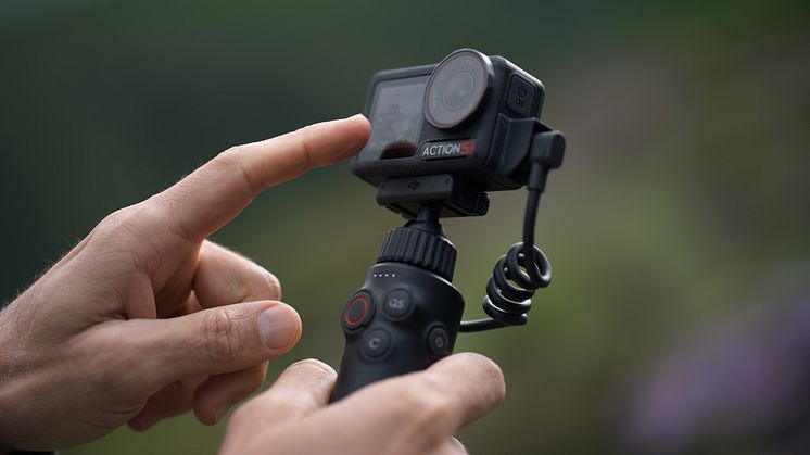 Osmo Action 5 Pro_Hiking_Touchscreens.jpg